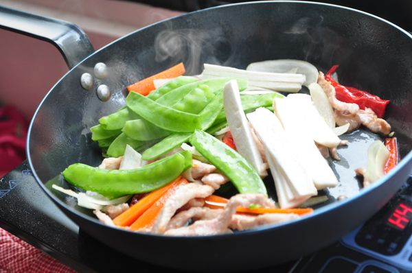 接著放入荷蘭豆與杏鮑菇大火快炒