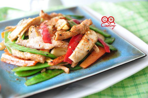 由於黑鼎導熱快也均勻，讓人輕鬆的上手做出美味料理囉!