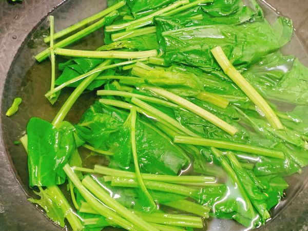 菠菜燙軟，瀝乾