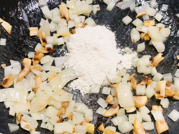 1、炒鍋，奶油融化後，放洋蔥、洋菇炒香後，放入麵粉拌炒均勻