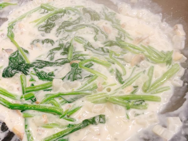 加入鮮奶，煮沸後，少許鹽巴調味，放入菠菜，即為菠菜白醬