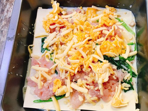 2、依序，白醬、雞肉、起司絲