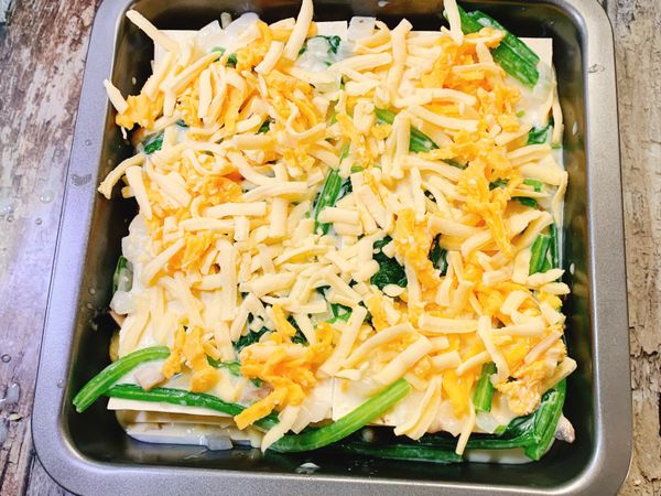 1、舖約3-4層，最後一層表面淋白醬，撒起司絲