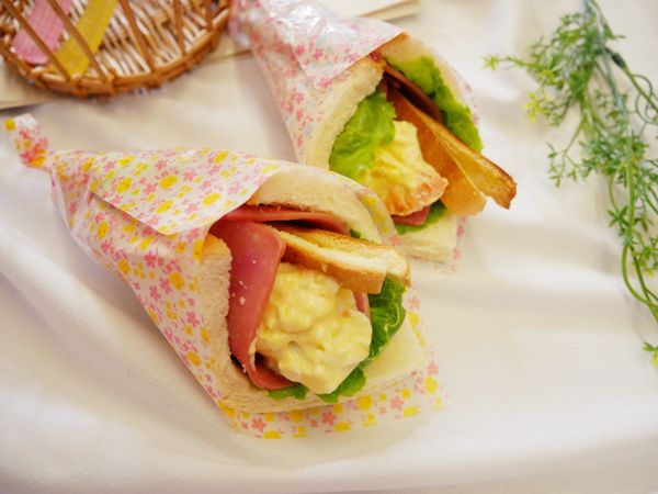 花束模樣真的很可愛、蛋沙拉不用另外調味就很好吃⋯單手拿著吃也很方便，不管是早餐、點心甚至野餐都很適合。