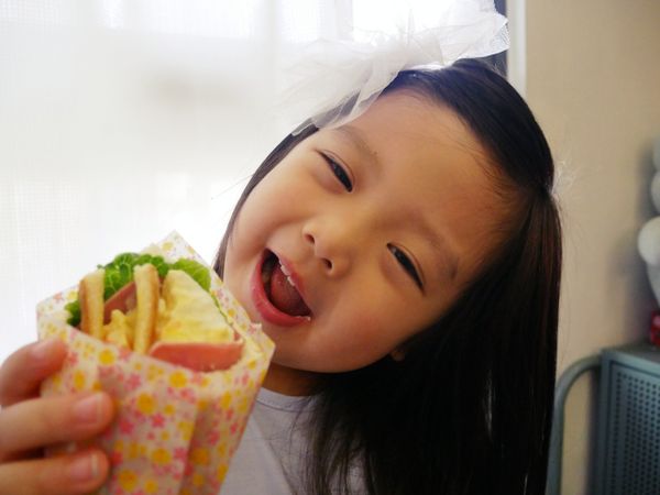 好笑的是女兒看到「花束三明治」後就說她今天是新娘子要拿著捧花進場～～弟弟在一旁無奈地當她的新郎（笑）