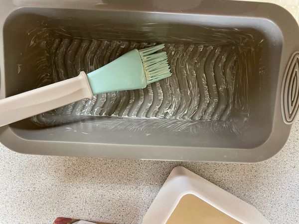 將一點點奶油塗上模具