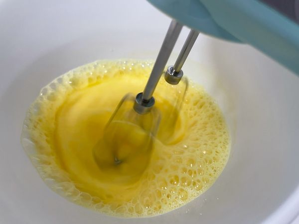 將雞蛋用高速打發隔著熱水
打發至大泡變小泡