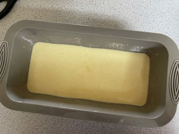 將整個模具震一下讓大泡消掉