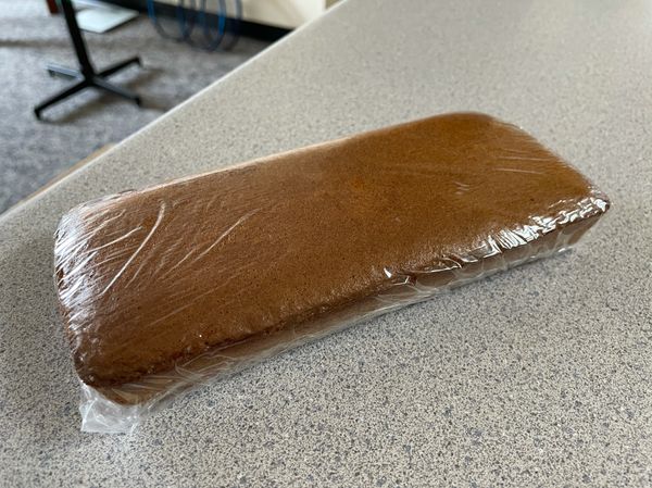 想要濕潤的口感的話就用保鮮膜將蛋糕包起來 放涼一點後放入冰箱隔夜冷藏