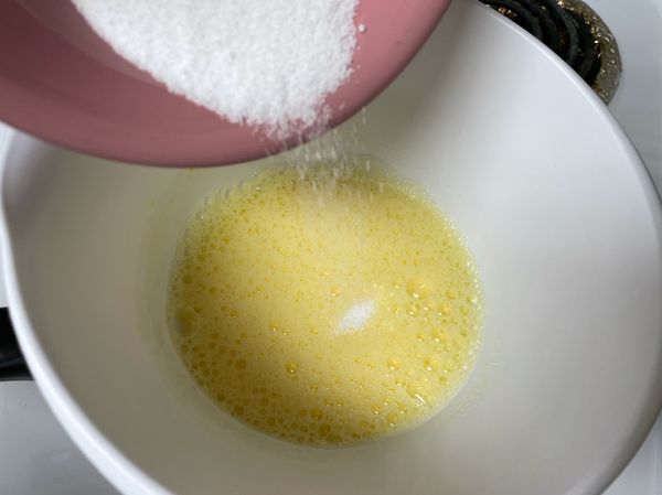 再將砂糖分三次加入一樣用高速打發