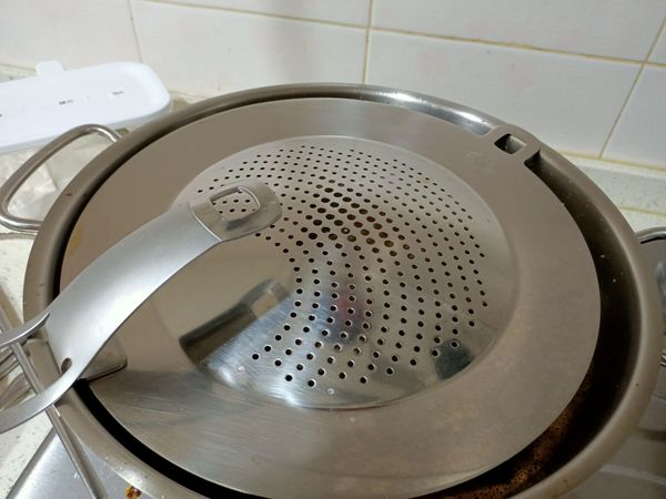 定時器設定4分鐘, 開中小火
這4分鐘就不用管他不用管他不用管他
4分鐘後，開擋油板
妳看看色澤金黃恰恰，魚身完整😁