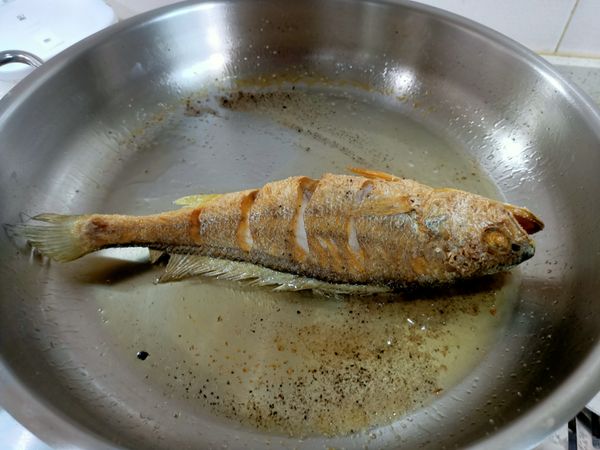 另一面魚翻面，也蓋fisslerr擋油板 
也在要煎4分鐘，
簡單的鹽煎黃魚就完成了。