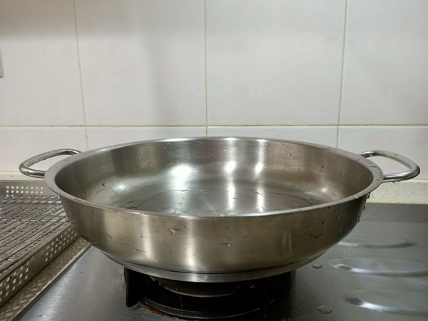 不鏽鋼鍋最重要的就是要熱鍋
不熱鍋煎魚一定粉身碎骨
沾了亂七八糟🙄
我的鍋子是
Fisser德製不鏽鋼32公分超級厚底 
所以需要熱鍋7分鐘😅