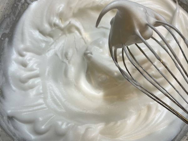 蛋白霜打發到濕性發泡