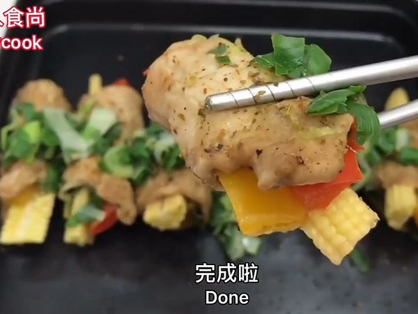 1、用孜然粉、醬油、米酒、蔥花，醃漬肉片10-15分
2、將肉片鋪平，鋪上蔬菜，微波，700瓦，最大火，3分鐘
3、完成了！