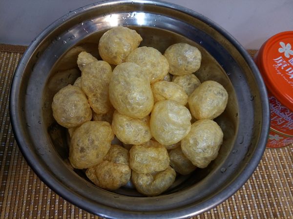 麵筋球先用熱水燙軟。