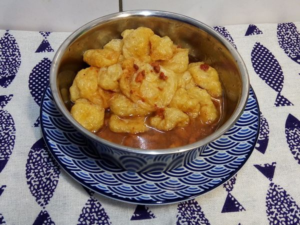 麵筋球與肉醬罐頭一起放到鐵鍋，電鍋外鍋不加水加熱。加熱鍵跳起即可。