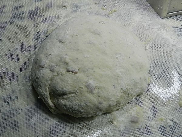 第一次發酵完成，放入火腿丁，再按一次麵團功能，有揉勻就可取出，讓麵團休息10分鐘