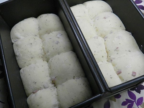 發酵兩倍大，塗上蛋液，烤箱165度預熱10分鐘，烤30分就可以囉~