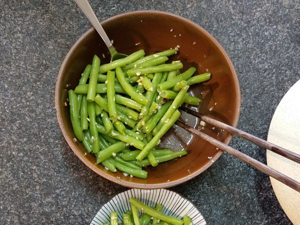 豆子放入碗公裡和其他材料一起拌勻，如果太乾可以加點煮豆子的水，拌好後試一下味道，想要入味可以蓋上盤子，幾個小時後會更好吃。