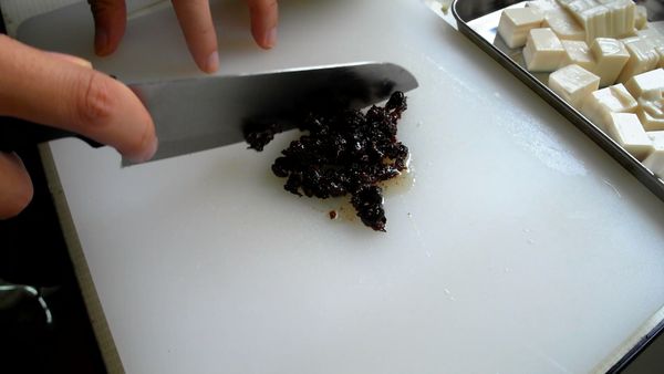 蔥切花、薑切末、豆腐切小方塊、豆豉切碎、辣椒切碎。