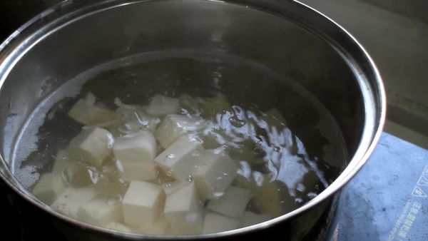 煮一鍋水放入嫩豆腐與皮蛋川燙2-3分鐘後取出備用