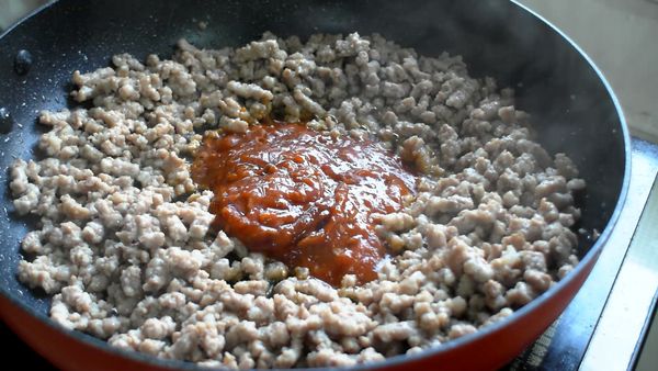 熱鍋加油，放入豬絞肉炒至粒粒分明，接著放入辣豆瓣醬炒香