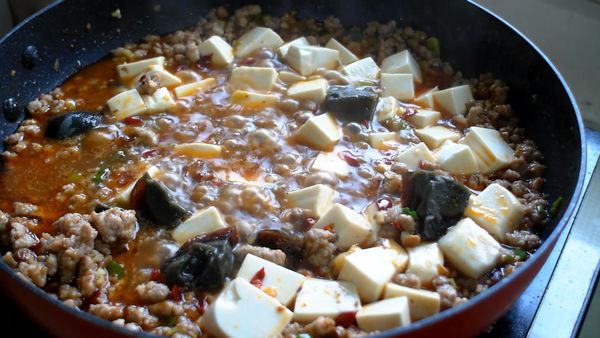 放入辣椒末、皮蛋塊、豆腐塊煮約2-3分鐘入味