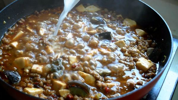 放入花椒粉拌勻，加入太白粉水勾芡，最後撒上剩下的蔥花即可