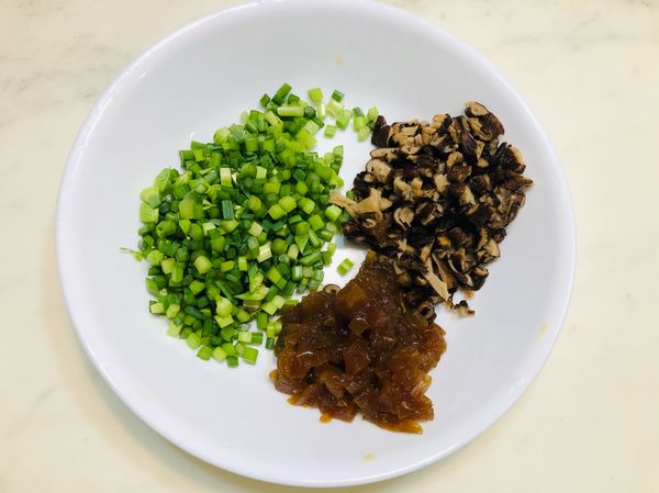 韭菜花、香菇、蔭瓜切成小丁狀