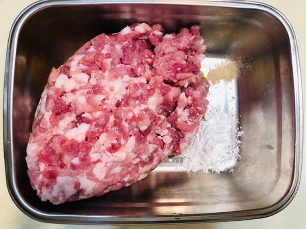 絞肉加入太白粉、白胡椒粉、一整罐的蔭瓜醬汁，均勻攪拌一下，之後逐次加入香菇水，每次加入，都以筷子不斷攪拌，使水分完全被豬絞肉吸收，進行幾次後，直到水分無法被吸收即可完成「打水」的步驟，這樣的過程可以讓肉丸子的口感更多汁、嫩口