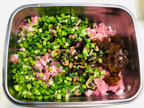 再加入韭菜花丁、蔭瓜丁、香菇丁等一起混拌均勻