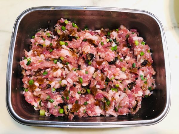 靜置幾分鐘，即可取出一小坨肉，以雙手甩打，使之成團，也可藉由甩打的步驟，將空氣排出來，讓肉丸更為緊實有彈性