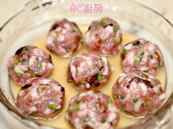 將肉丸子放在盤子裡，加上一些香菇水，一起放入電鍋中蒸，約20分鐘即可完成