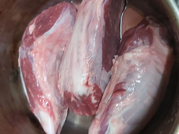 牛腱買回洗淨。