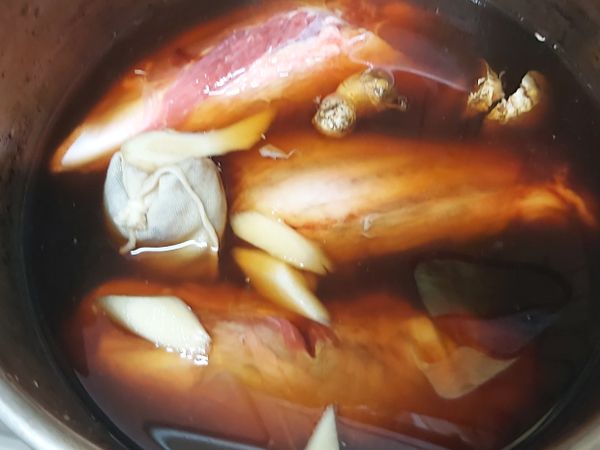 牛腱放內鍋中，加入水以外其他食材，全部放入後，再加入水到淹過牛腱水位。