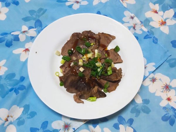 切片，加點蔥花，淋點醬油膏，哇～耐加熬，快幫自己拍手。👏👏