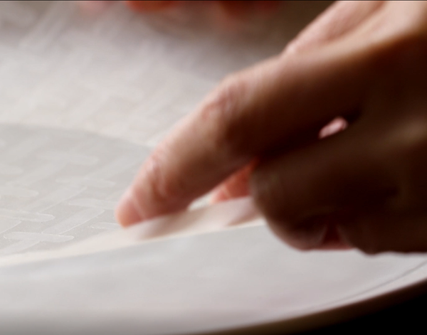 米皮兩面沾水。