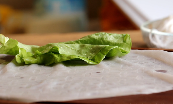將餅皮、生菜、米線、紅蘿蔔依序鋪上。