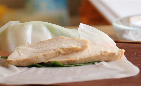 再放上九層塔與切片雞胸肉，完成春捲。