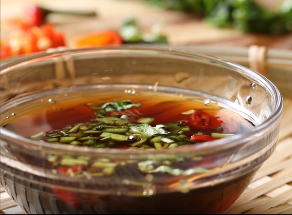 製作醬汁:將香菜、與辣椒切碎後，拌入魚露。