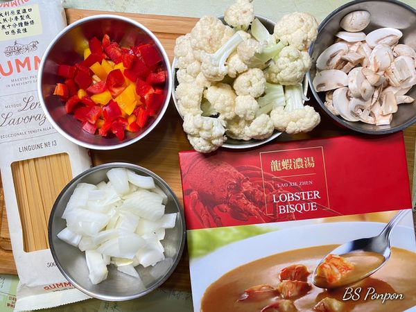 1.龍蝦濃湯隔水加熱8~9分鐘(微波爐2分鐘)
2.紅椒、黃椒、洋蔥切丁，洋菇切片備用
3.蒜頭切碎備用
