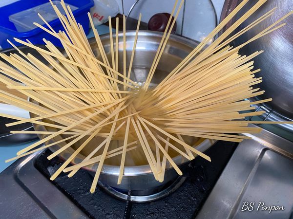 煮義大利麵前先加入一匙鹽&amp;少許橄欖油，讓煮麵過程中維持麵條口感，煮麵時間大約8~10分鐘左右