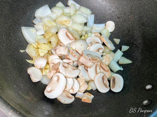 加入些許橄欖油，先下洋蔥炒香，再下蒜碎、洋菇炒出香氣