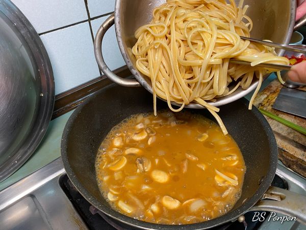 倒入退冰的龍蝦濃湯，中小火煮滾，鍋中加入煮好的義大利麵，然後開始翻炒直到醬汁與麵條均衡結合，沒有硬性規定要煮多久，就看個人喜歡濕潤或乾爽口感而定
