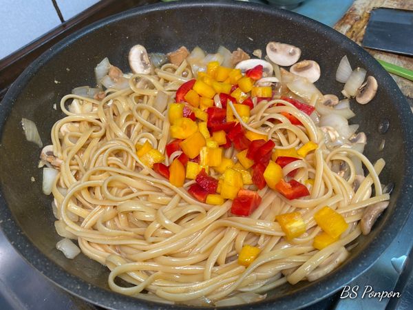 最後加入紅/黃椒配色，翻炒10~15秒即可關火