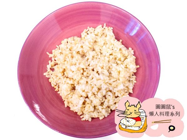 洋蔥切末、咖哩塊切小片，打1顆蛋，準備一碗隔夜飯。