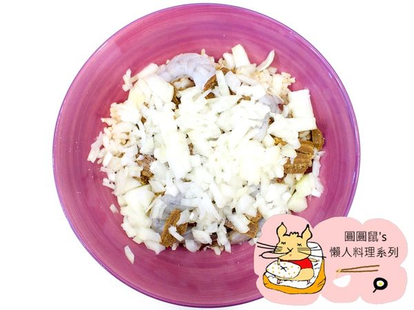 接著放入洋蔥末與鹽。