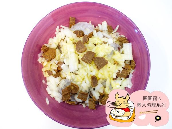 最後放入蛋與咖哩塊，整碗放入電鍋裡蒸，外鍋1杯水，等電鍋跳起來就好了！