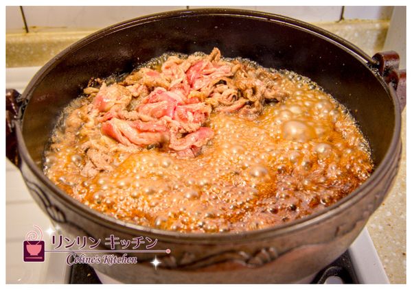 鍋子放油熱鍋後放入牛五花肉片炒半熟再放入已調合的「基本醬料」日式醬油100cc+鰹魚醬油1大匙+砂糖5大匙